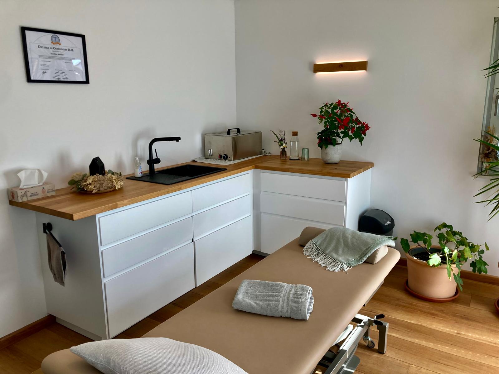 Behandlungsraum - Moderner Behandlungsraum mit professioneller Ausstattung